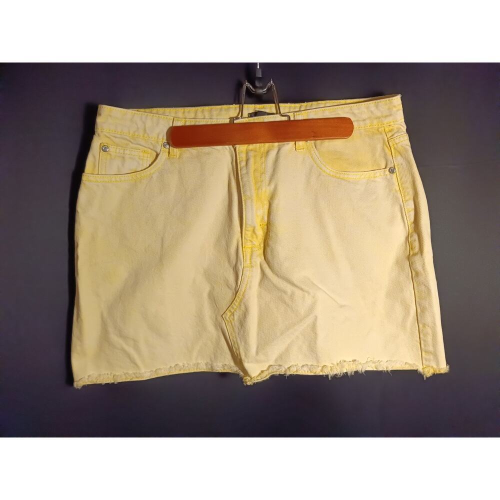 Boohoo Women’s 14 Butter Yellow Distressed Faded Mini Denim Skirt